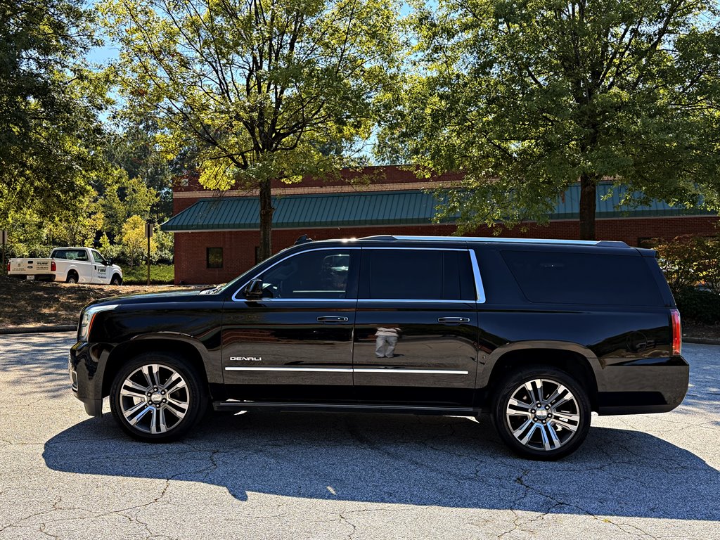 GMC Yukon XL photo 8