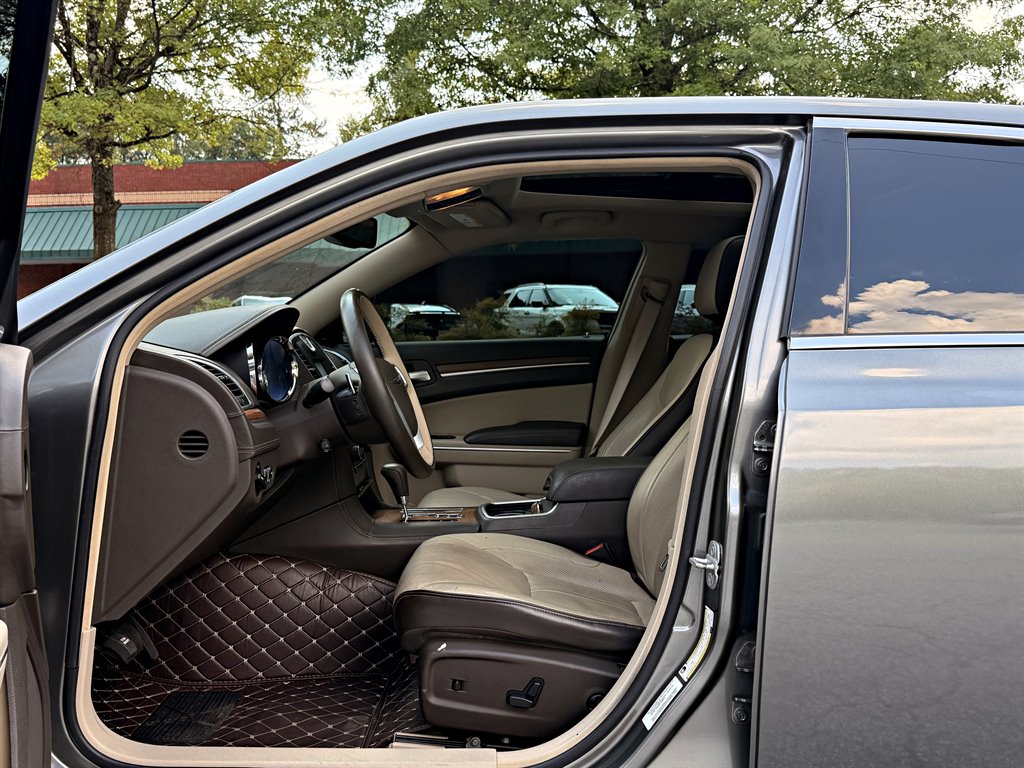 Chrysler 300 photo 9
