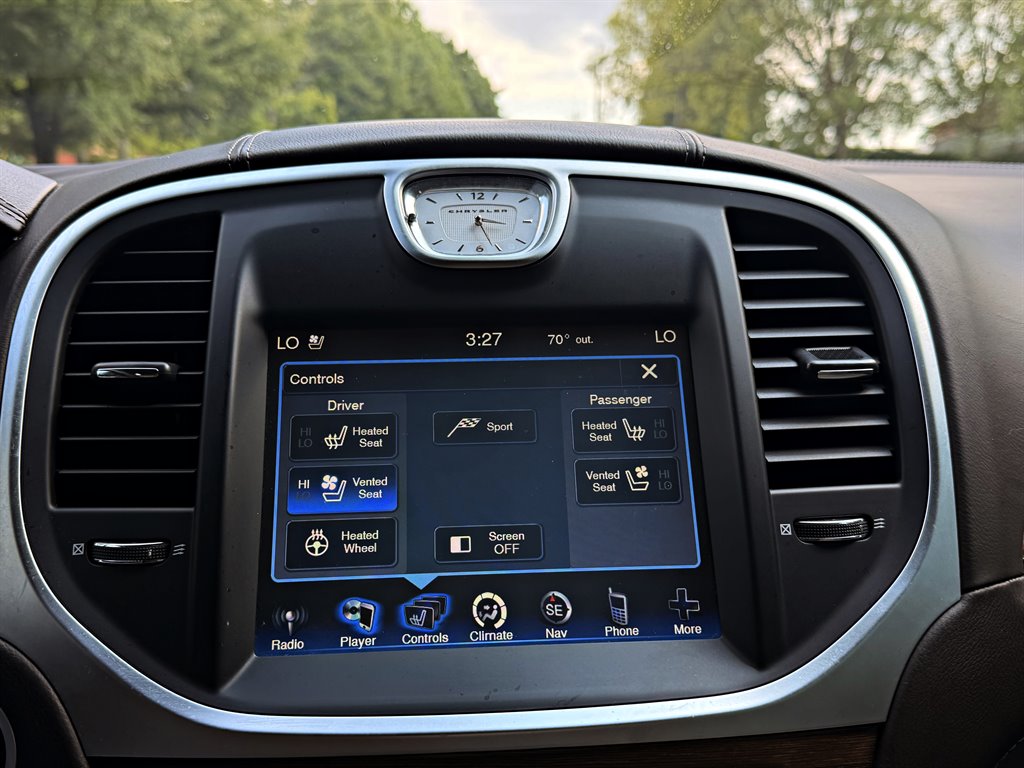 Chrysler 300 photo 17