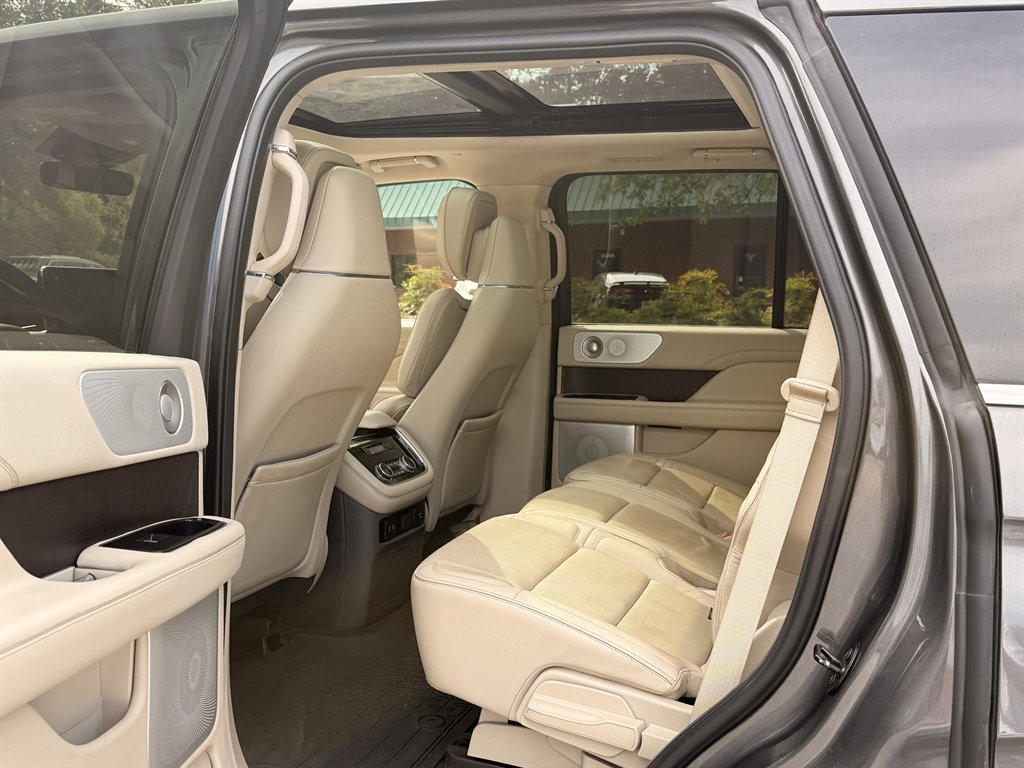 Lincoln Navigator photo 10