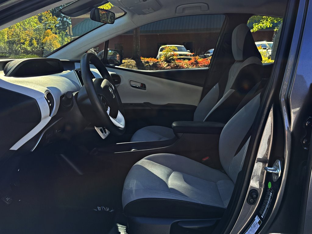 Toyota Prius photo 9